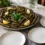 Pişmiş yaprak sarma tepsisi ve porsiyonlama tabakları