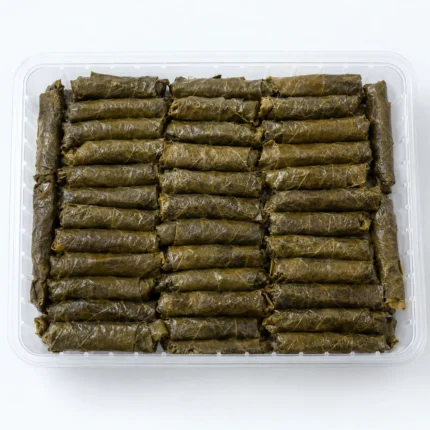 Açık şeffaf kapta ince sarılmış pişmiş zeytinyağlı yaprak sarma