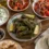 Yaprak sarma, salata ve sebze mezelerinden oluşan sofra